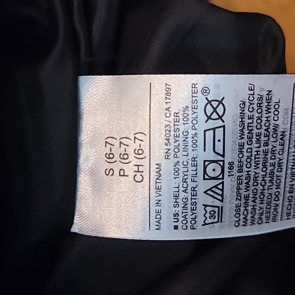 Child (6-7) Black Puffer Vest - Picture 3 of 3